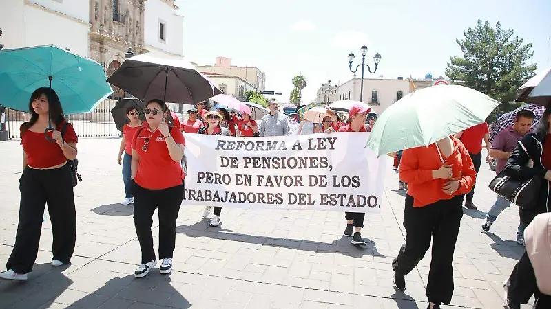Se manifiestan agremiados de la CNTE en la ciudad de Durango